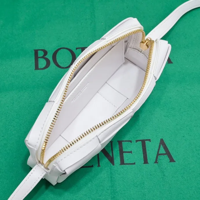 Batch 1120 Lazy and casual is the ultimate meaning of relaxation. Brick cassette has a unique quiet power, which is fashionable without losing aura🧩Classic weaving and neutral style can create a casual and high-end texture. The shoulder strap is adjustable and can be worn on one shoulder or under the armpit, and can be worn as a crossbody at will. Although it is a small size, it can actually hold a lot of belongings, and it is also very light~ This travertine green version of mine feels like it has given spring new vitality🍃 I will grab the versatile item first! Style number: 6816# Size: 18*9*3.5cm